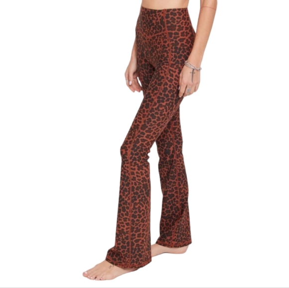 Spiritual Gangsta Bombshell Dream Tech Flare Leopard Print Leggings Size M - Picture 14 of 14